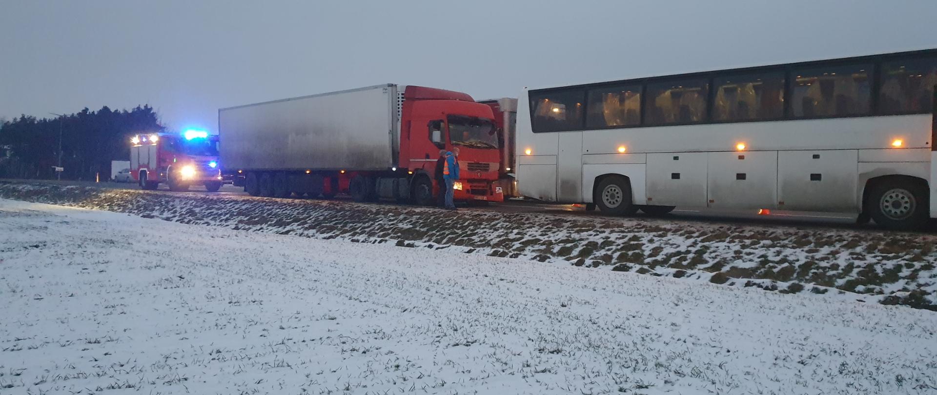 Kolizja autokaru z ciężarówką na DK11, obok samochód strażacki
