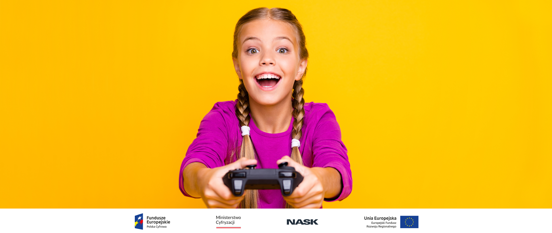 Grafika ze zdjęciem przedstawiającym dziewczynkę z joystickiem do gry w dłoniach. Żółte tło, na dole pasek z logotypami: Fundusze Europejskie, Ministerstwo Cyfryzacji, NASK, Unia Europejska.