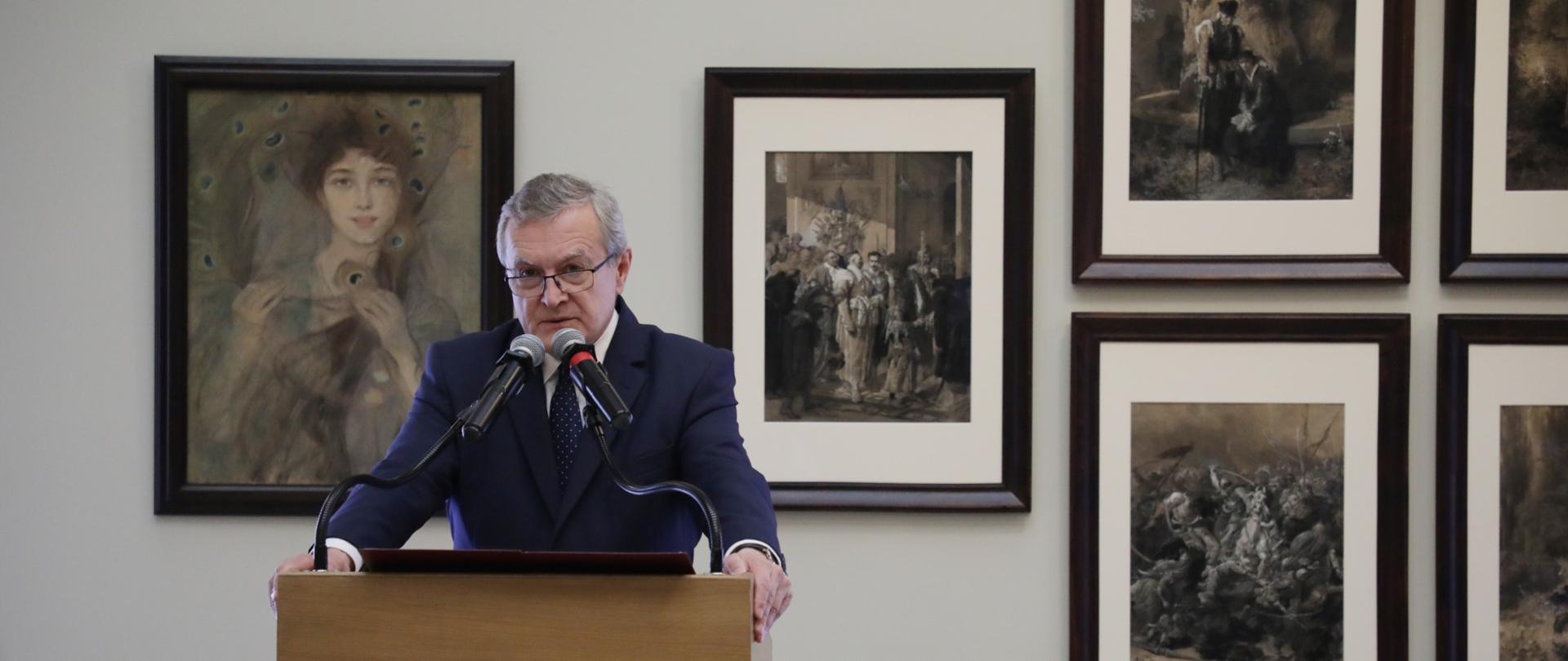 „Dama w pawich piórach” Axentowicza i rysunki Andriollego wróciły do Muzeum Narodowego w Warszawie, fot. Jan Jechna