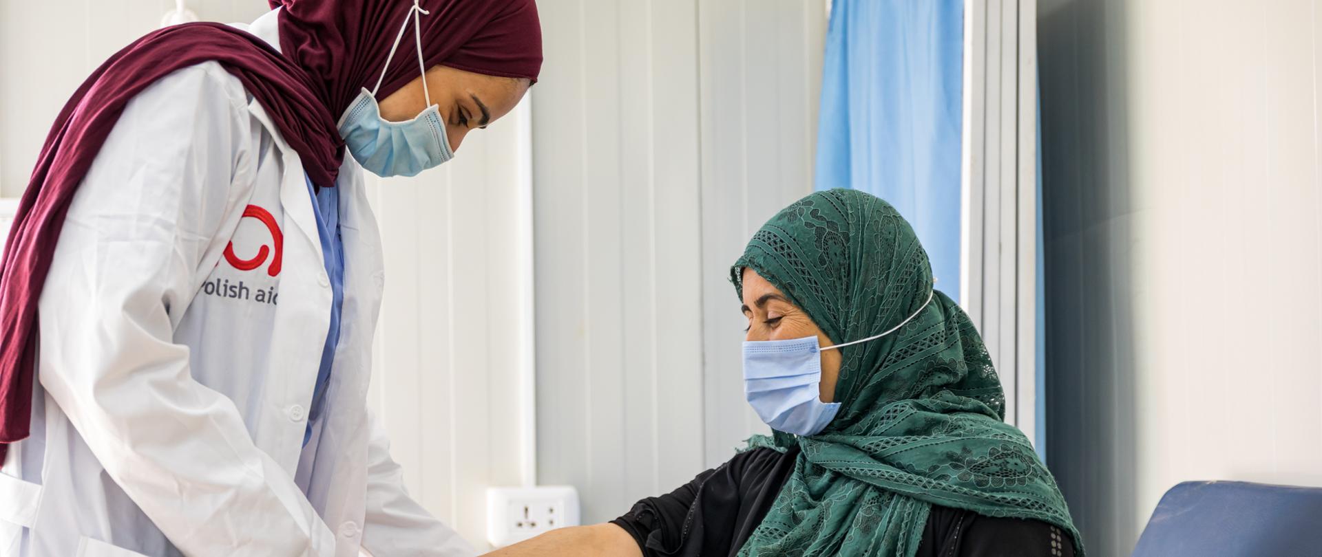 Badanie pacjentki w Przychodni zdrowia zorganizowanej w obozie Zaatari 