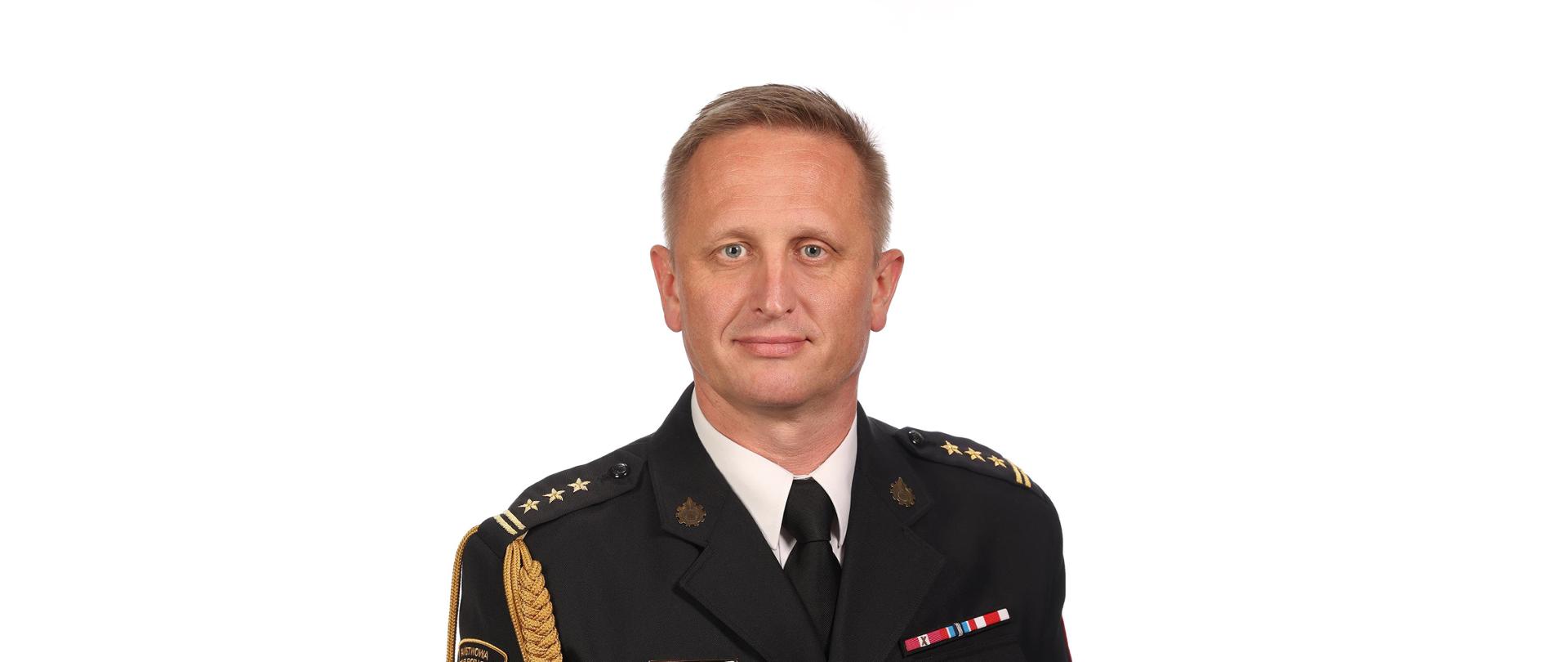 Na zdjęciu znajduje się strażak ubrany w mundur wyjściowy