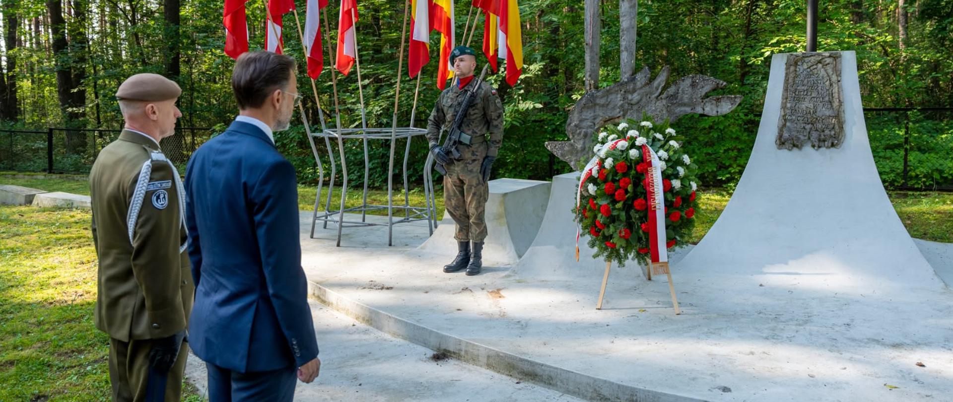 Wojewoda podlaski Jacek Brzozowski uczcił pamięć ofiar masowych egzekucji w Lesie Bacieczki