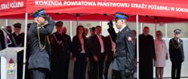 Powiatowe Obchody Dnia Strażaka w Sokołowie Podlaskim - złożenie przez dowódcę uroczystości st. kpt. Emila Iwańczuka meldunku, który przyjął Zastępca Mazowieckiego Komendanta Wojewódzkiego PSP st. bryg. Maciej Bieńczyk