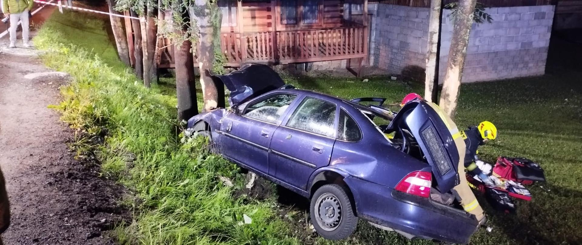 Zderzenie osobówki z drzewem