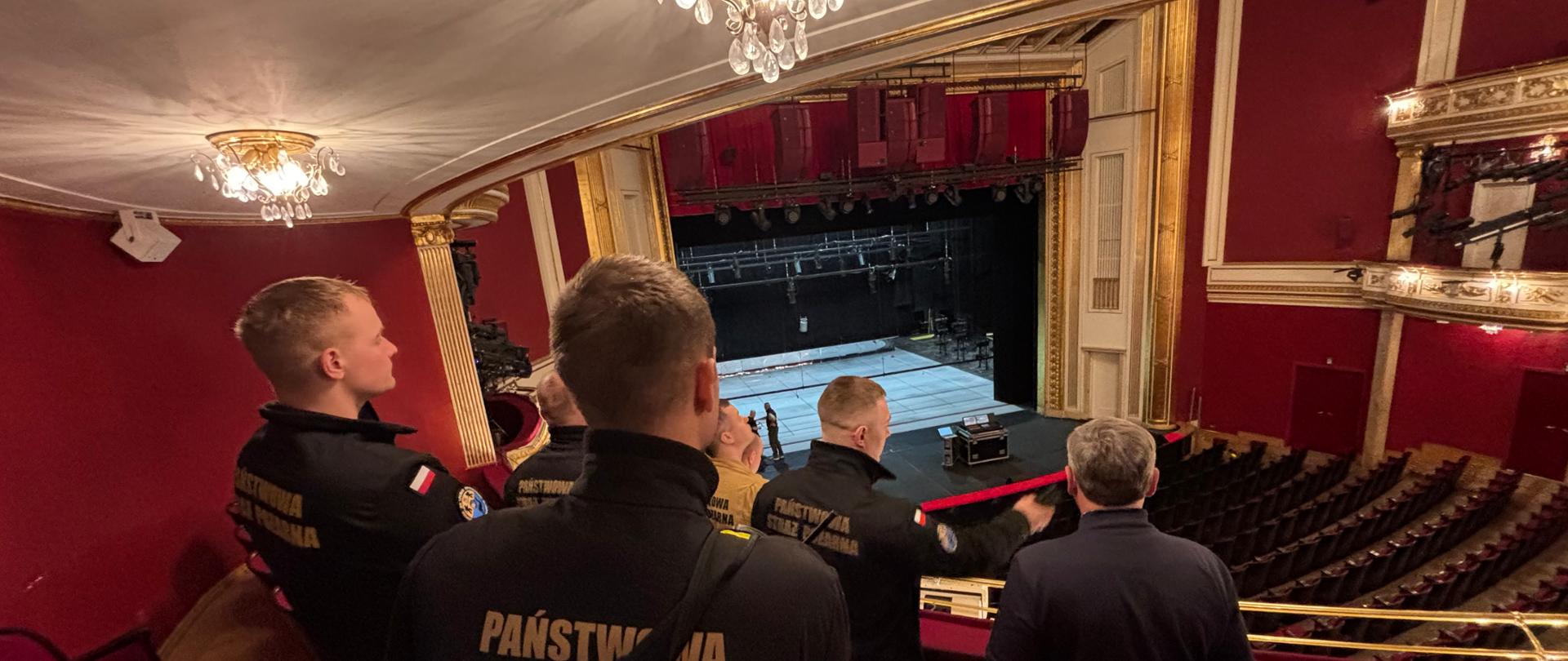  Strażacy podczas obejścia obiektu