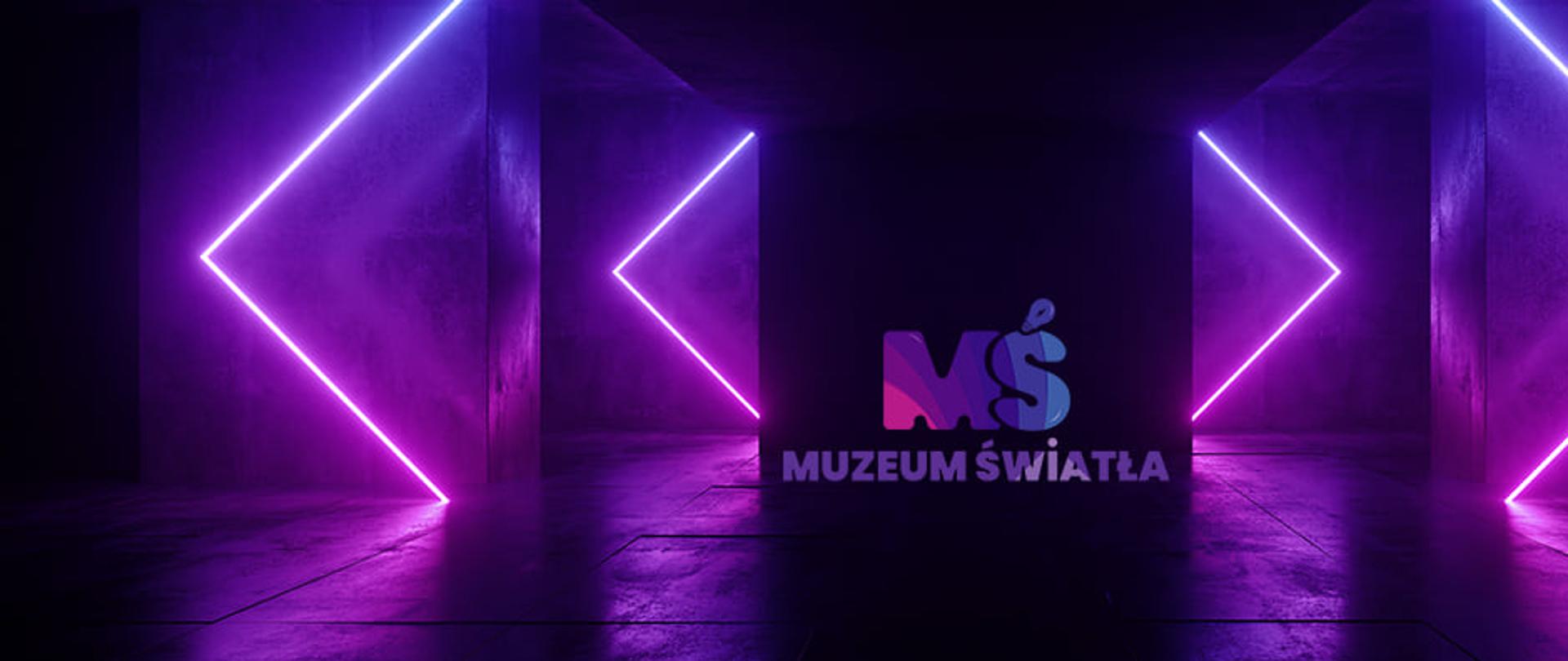 Zdjęcie. Centralnie na czarnym tle neonowy napis MŚ MUZEUM ŚWIATŁA. Po bokach wnętrze muzeum z rozchodzącymi się neonowymi światłami