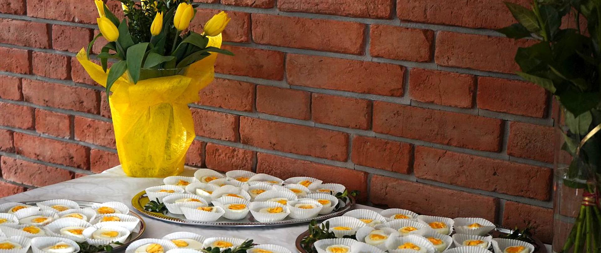 Jajka wielkanocne na półmiskach