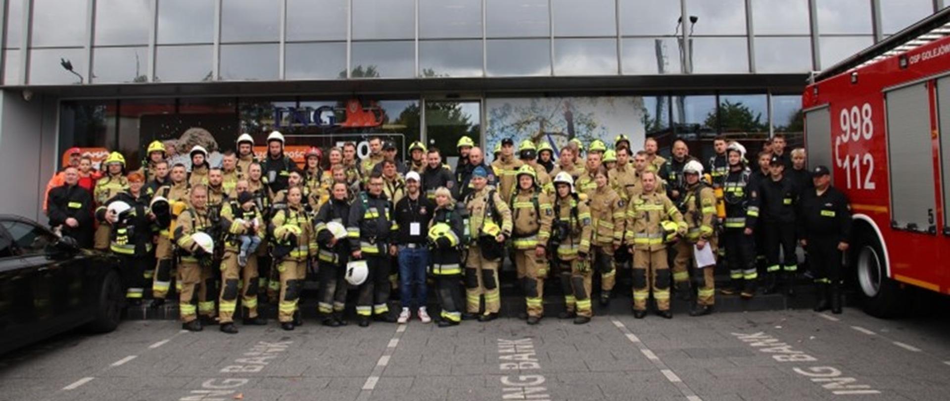 Wejście strażaków na budynek K1 Business Center w ramach akcji akcji Honorowa Wspinaczka 11 września