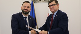 Minister Jerzy Materna oraz Kamil Wyszkowski, Dyrektor Generalny Global Compact Network Poland po podpisaniu porozumienia o współpracy 