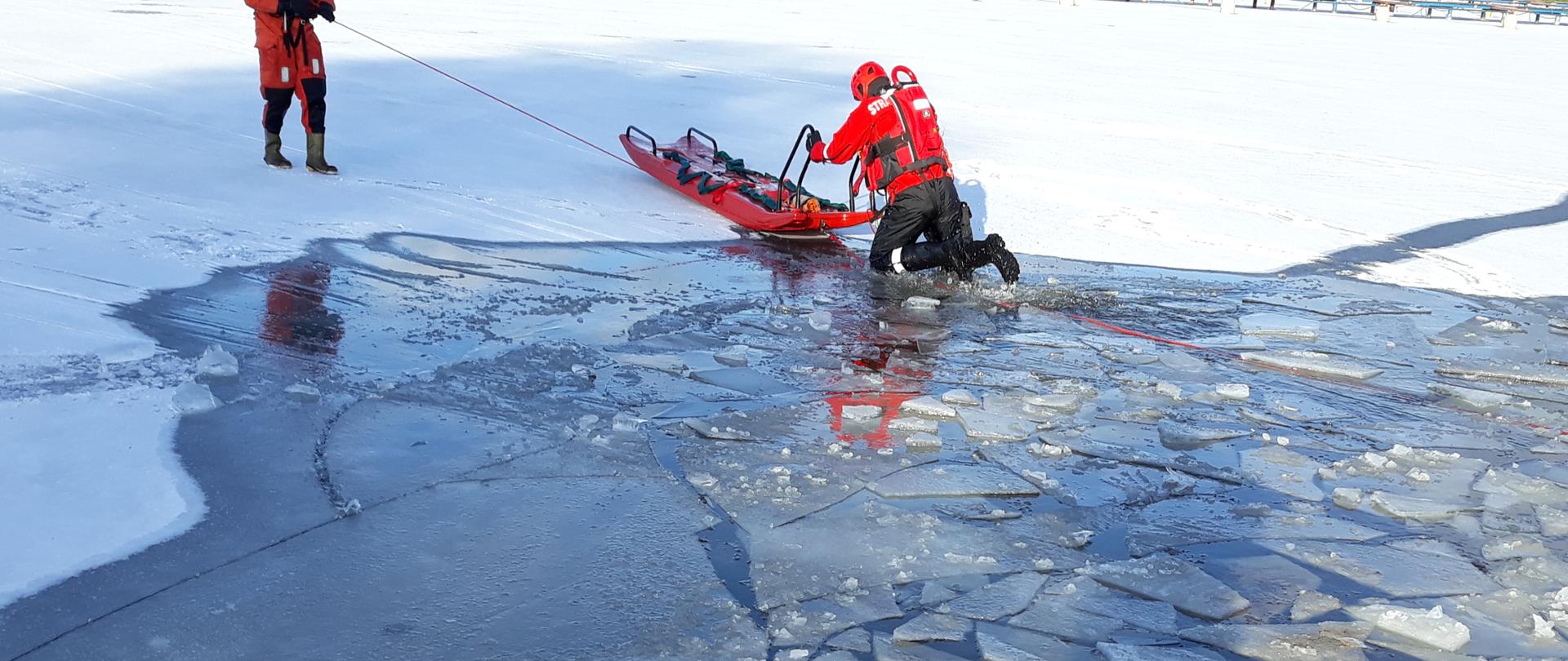 Lód załamuje się pod ratownikiem 