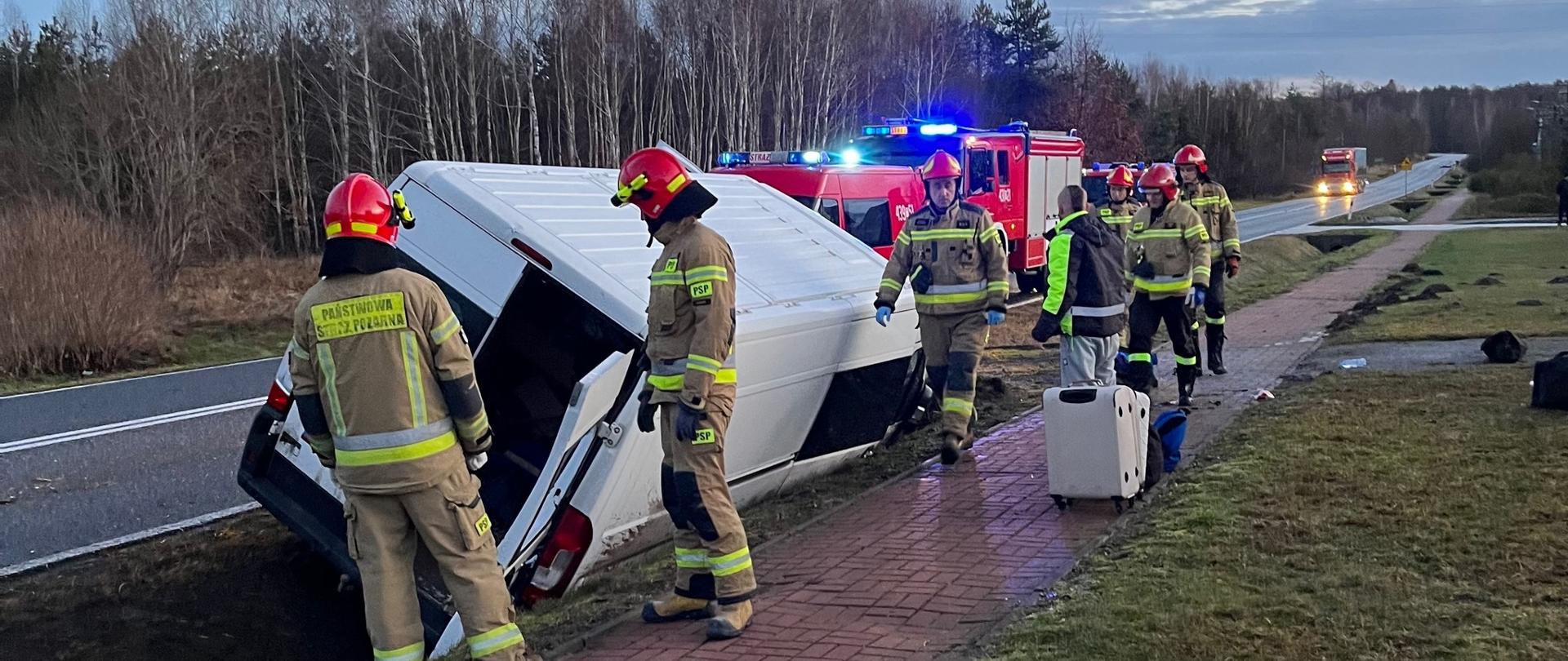 Wypadek busa w Fałkowie. Strażacy zabezpieczają miejsce zdarzenia
