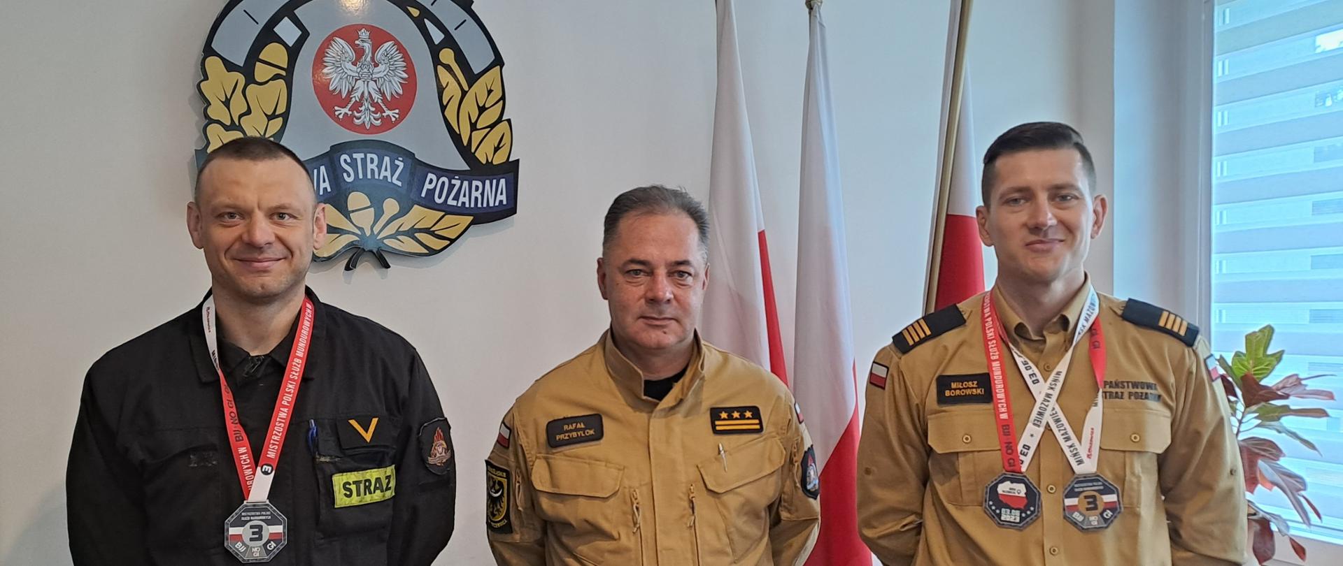 Komendant i Strażacy z medalami