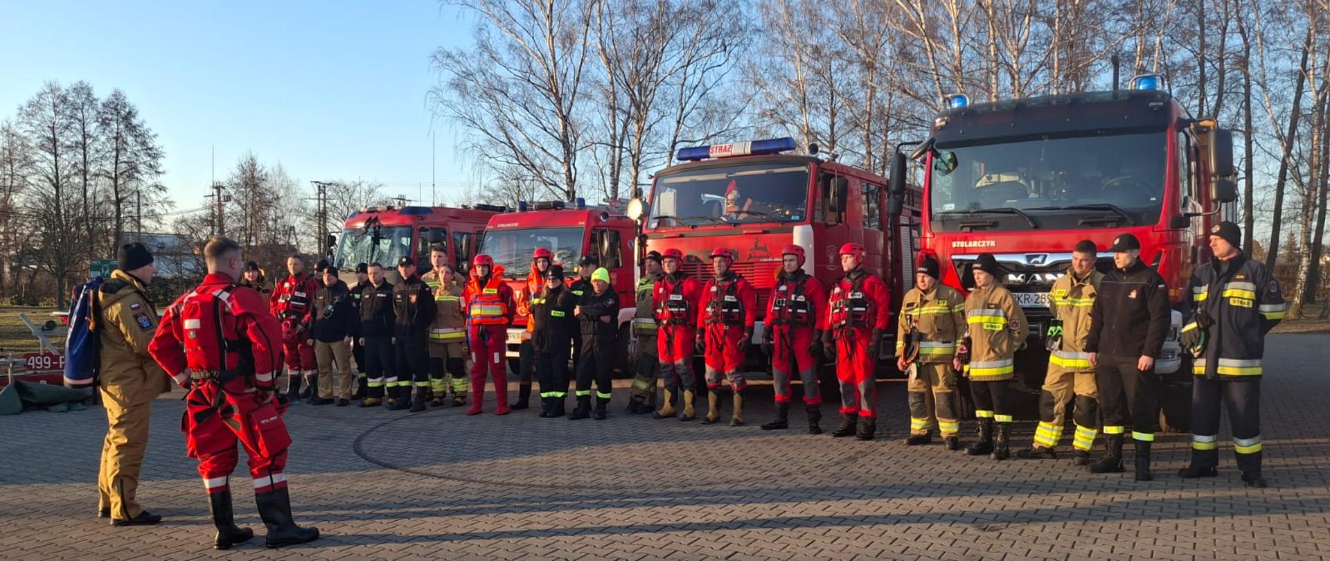 Zdjęcie przedstawia uczestników ćwiczeń podczas podsumowania w miejscu koncentracji. 