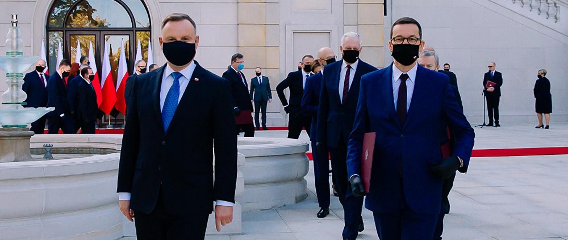 Andrzej Duda i Mateusz Morawiecki idą.
