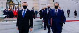 Andrzej Duda i Mateusz Morawiecki idą.
