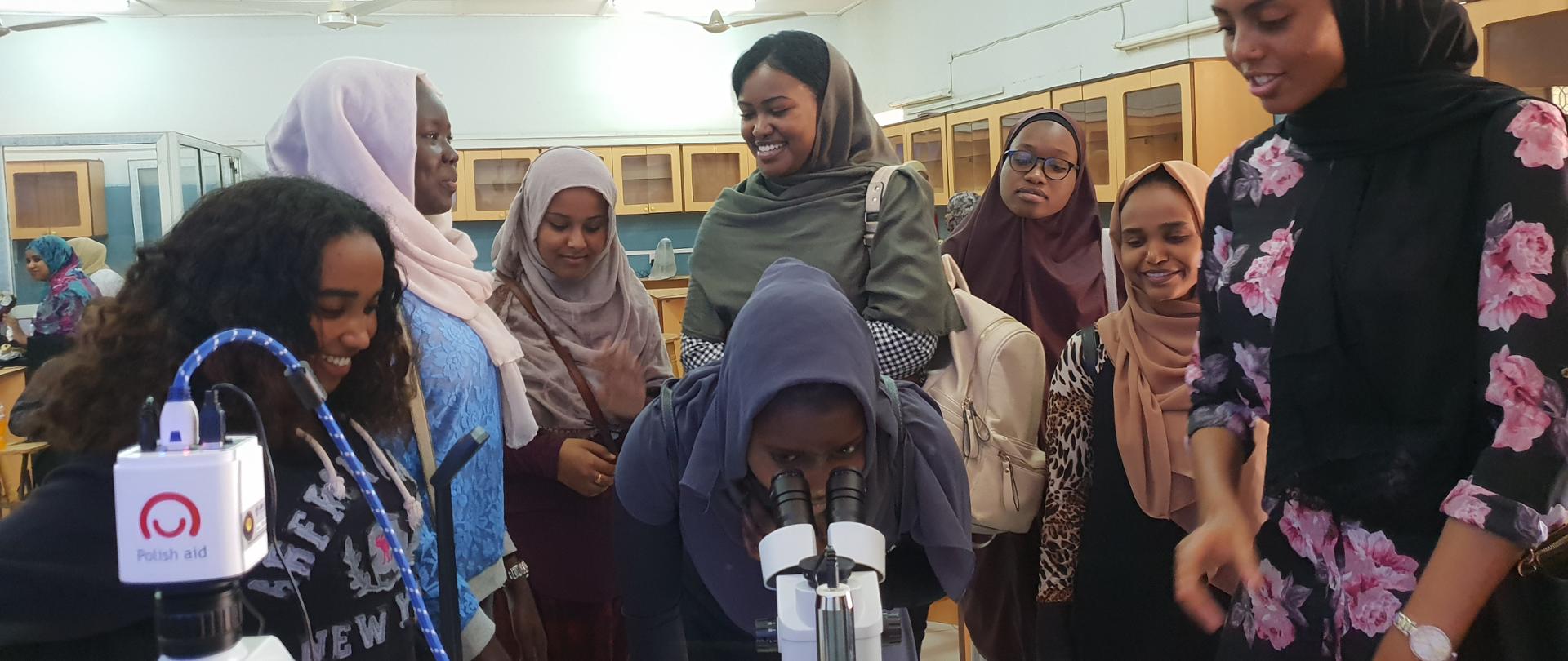 Wyposażenie multimedialnej pracowni mikroskopii na uniwersytecie dla kobiet w Sudanie