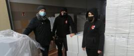 Na zdjęciu rozładunek maseczek chirurgicznych dla gmin