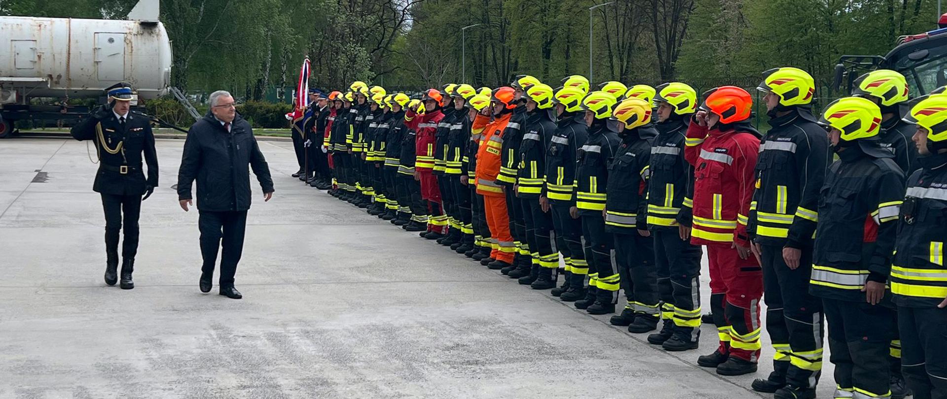Minister infrastruktury Andrzej Adamczyk podczas obchodów Dnia Strażaka w Kraków Airport