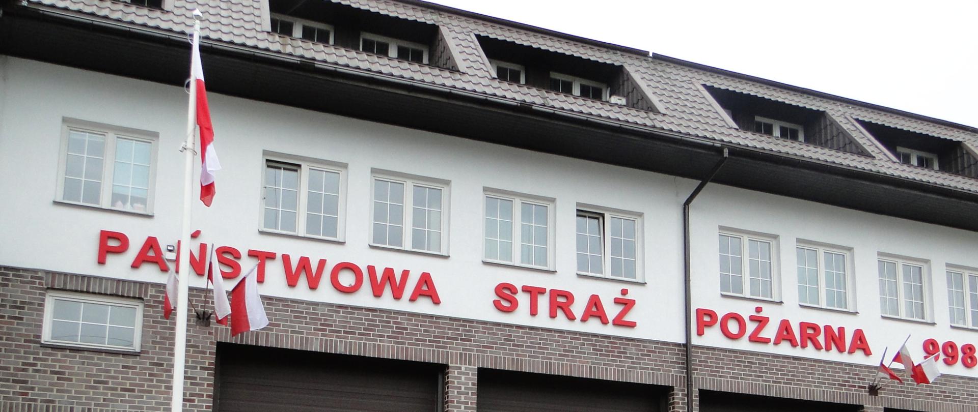 Dzień Flagi Rzeczypospolitej Polskiej. Na zdjęciu strażacy podczas uroczystej zmiany służbowej podczas której dokonuje się podniesienie flagi państwowej,