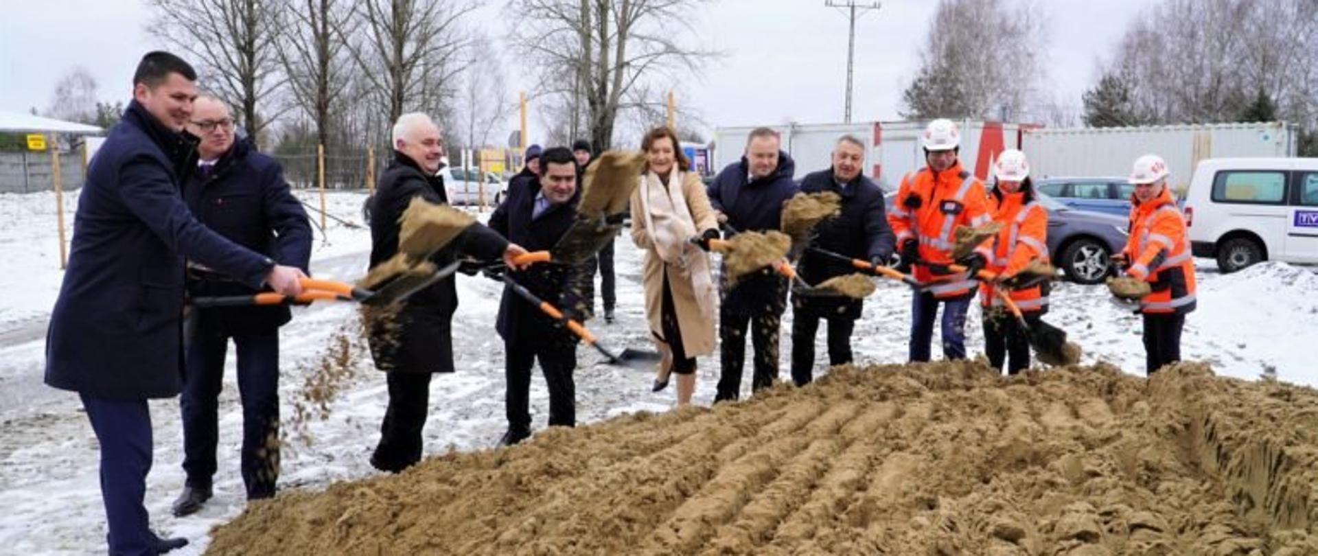 Uczestnicy uroczystości wbicia łopaty pod rozpoczęcie budowy Zakładu Przetwarzania Odpadów Komunalnych w Sokołowie Małopolskim