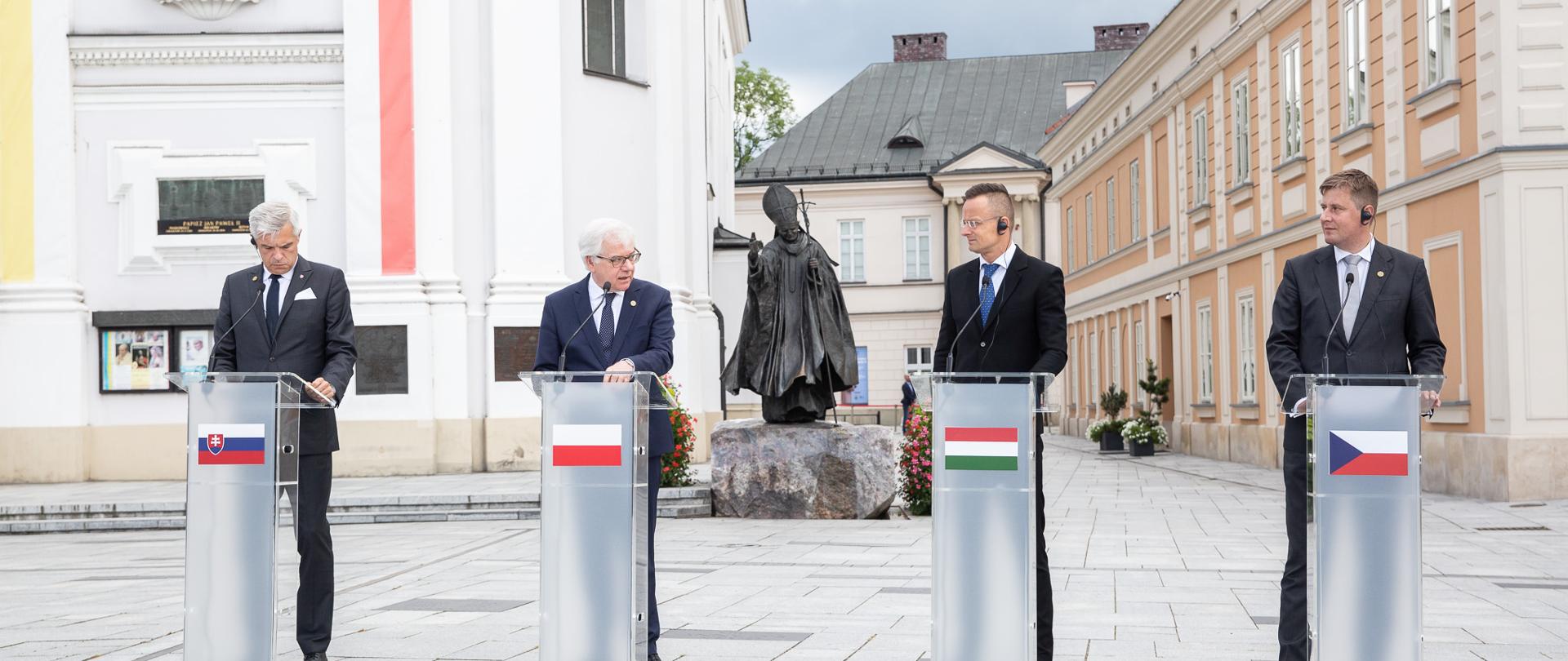 2020.07.07 Wadowice . Minister Jacek Czaputowicz . Inauguracja polskiej prezydencji V4 razem z ministrem SZ Slowacja , Czechy , Wegry . Konferencja prasowa i zlozenie wienca .
Fot. Tymon Markowski / MSZ