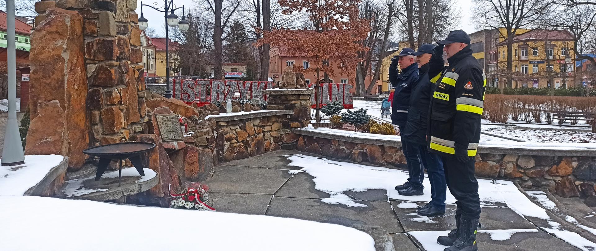 Delegacja podczas składania kwiatów 