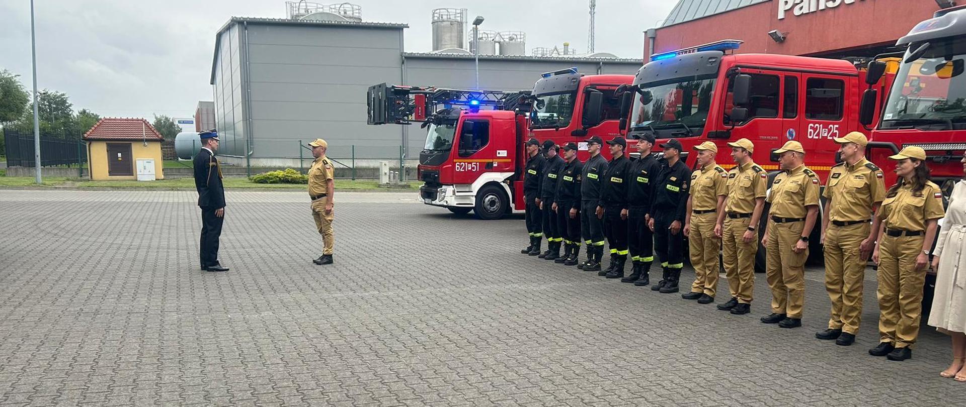 na zdjęciu uroczysta zbiórka