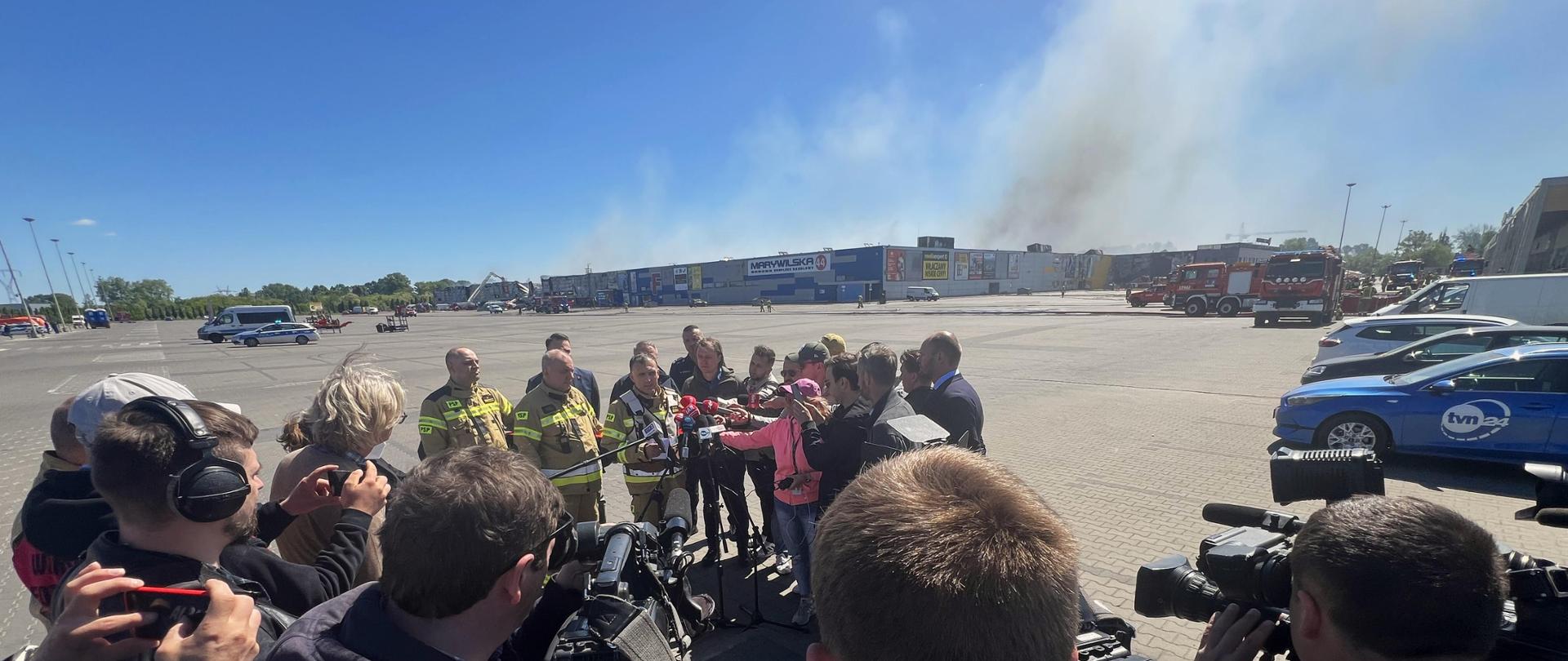 Briefing prasowy w związku z pożarem hali przy ul. Marywilskiej 44 w Warszawie.