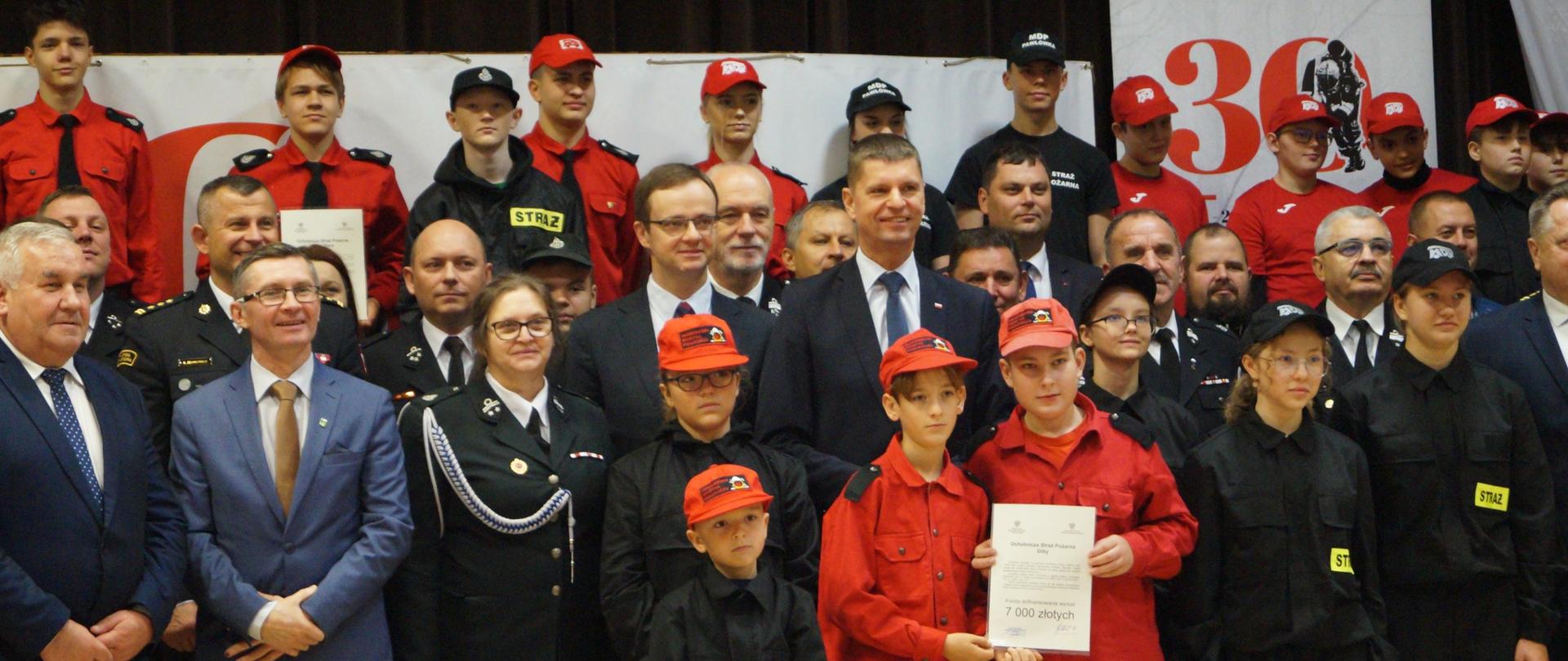 Wiceminister Piontkowski wśród strażaków, młodzieży