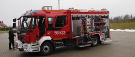 zdjęcie przedstawia samochód specjalny stojący na placu Komendy Powiatowej PSP w Żninie 