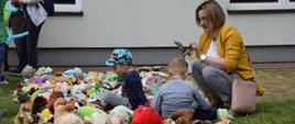 Na zdjęciu opiekunowie oraz dzieci podczas Pikniku z okazji Dnia Dziecka 2022 