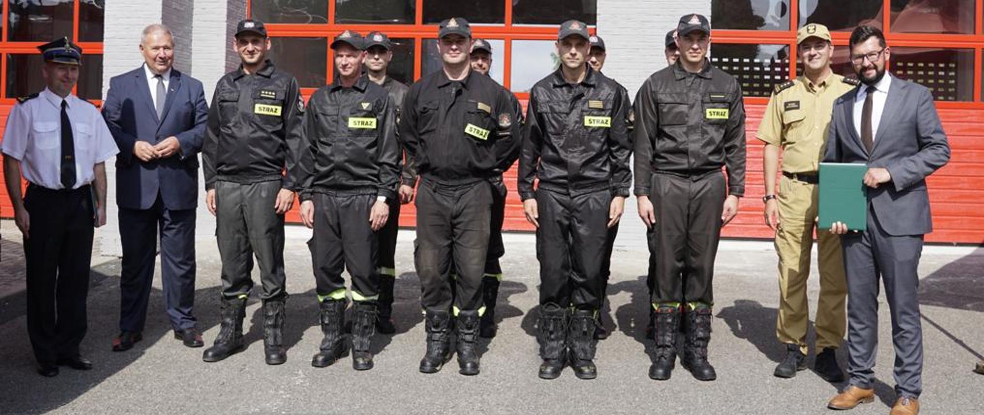 Zdjęcie przedstawia strażaków po wręczeniu umowy. 