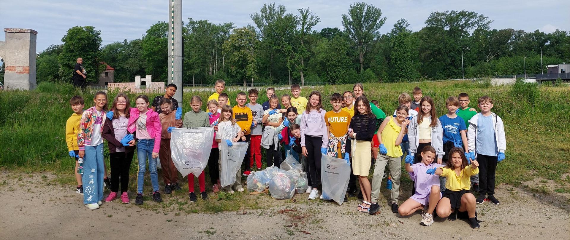 Sprzątanie terenów nadwodnych w ramach akcji "Strażnik Czystych Wód".