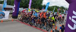 Na mecie startu rusza grupa kolarzy