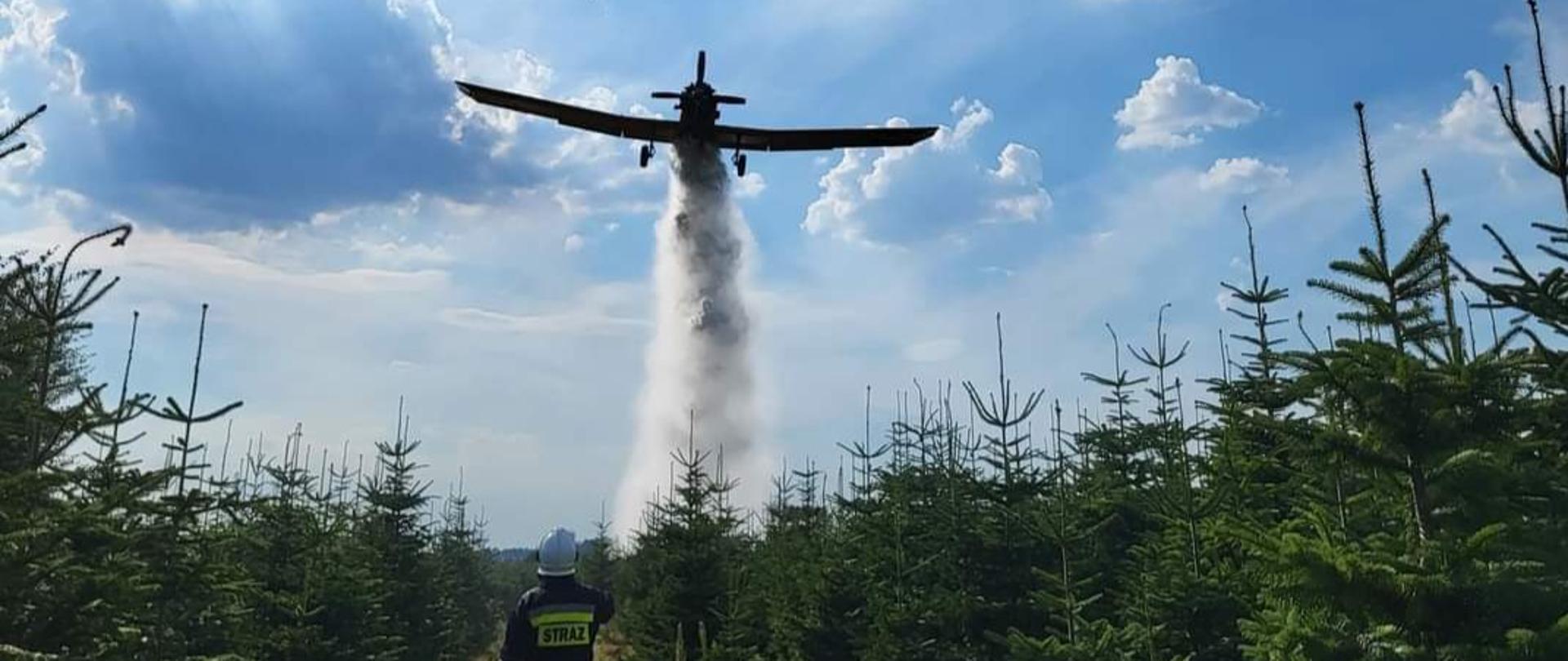 Zdjęcie przedstawia samolot gaśniczy podczas działań.
