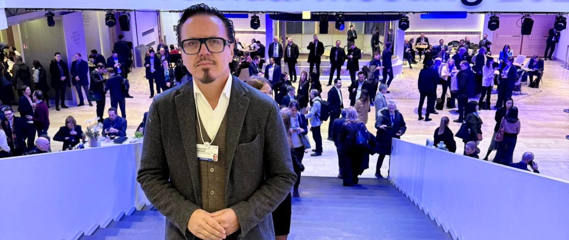 Minister Wojciech Balczun stoi na schodach. W tle napis Annual Meeting 2026.