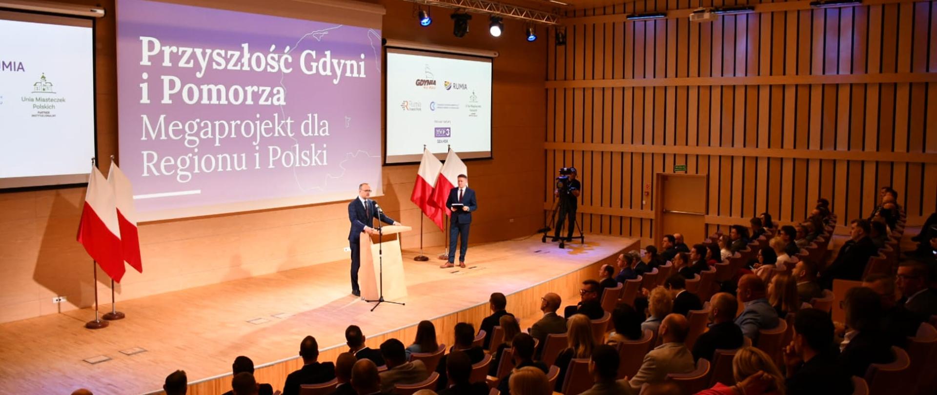 duża sala, a w niej dziesiątki osób, na telebimie napis przyszłość Gdyni i Pomorza