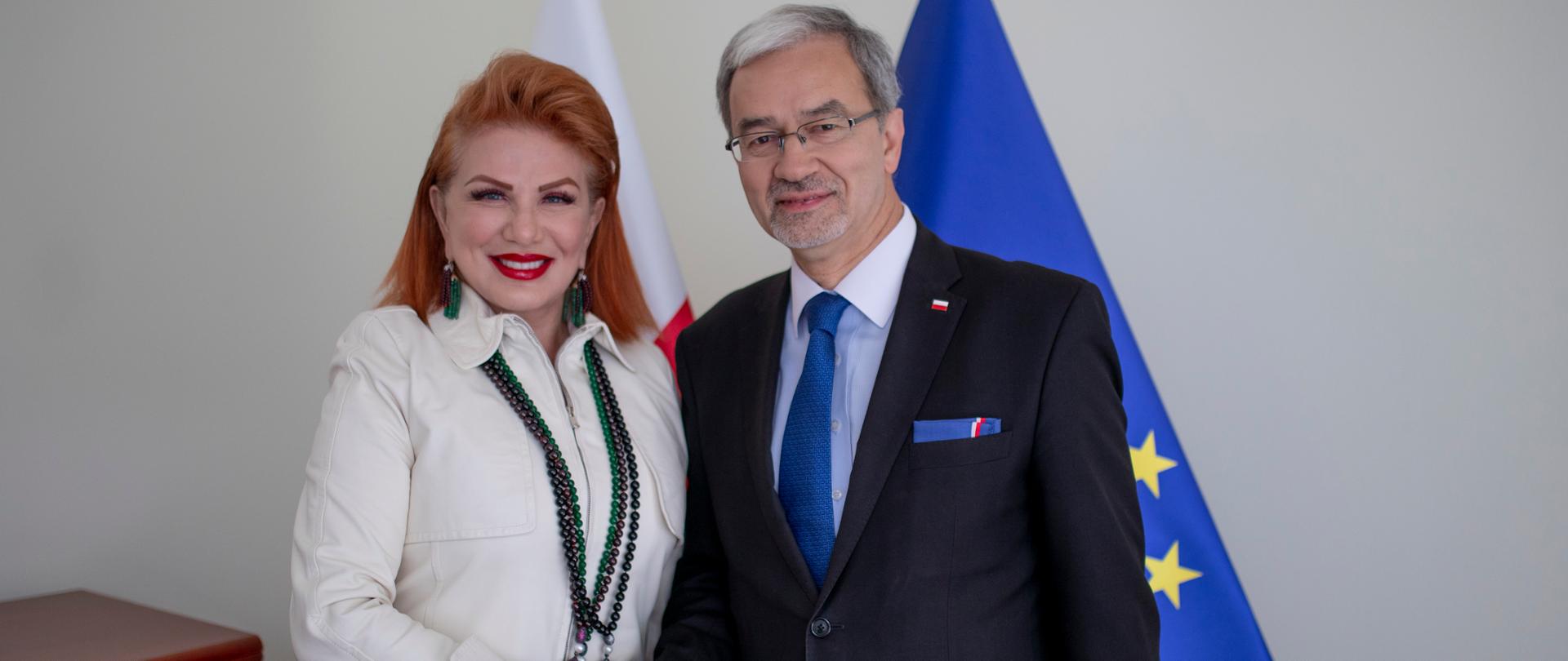 Minister Kwieciński podaje dłoń ambasador USA