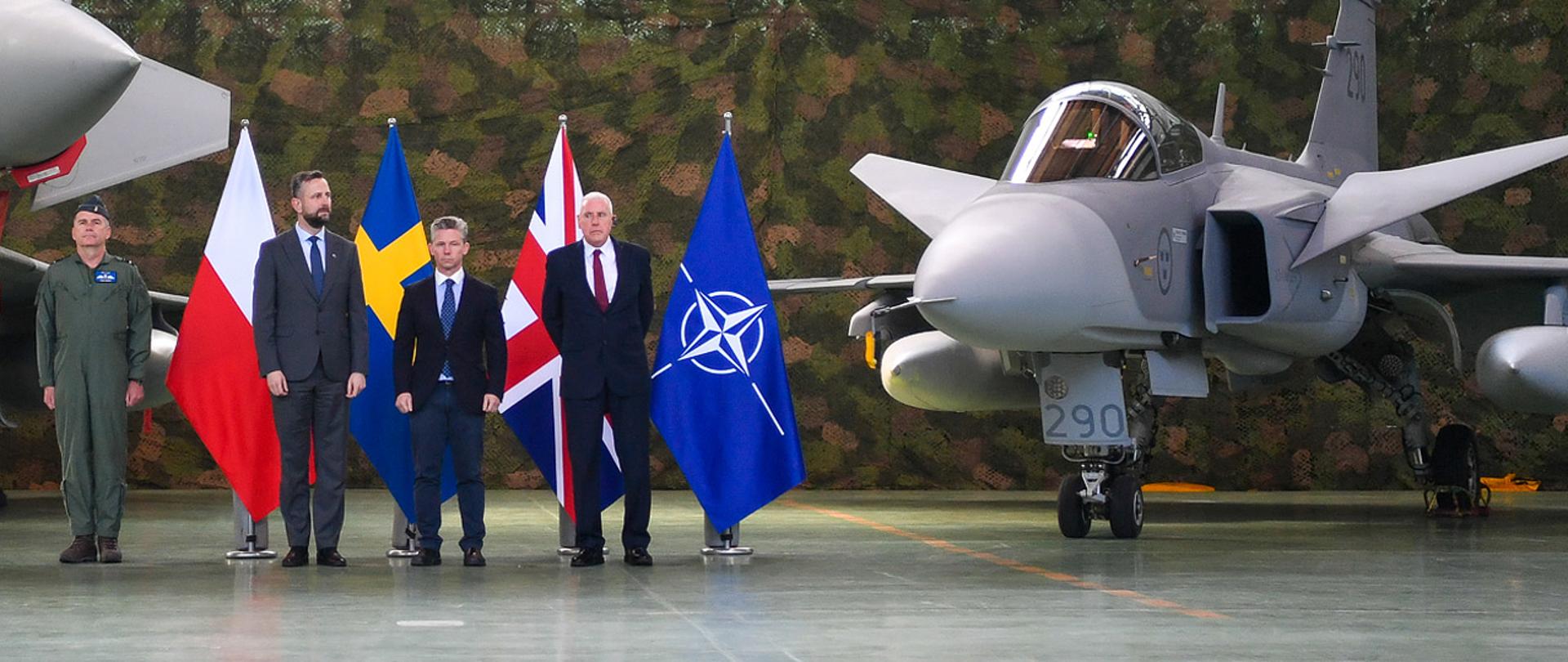 1 kwietnia 2025 r. w 22. Bazie Lotnictwa Taktycznego w Malborku odbyła się inauguracja misji Air Policing (komponenty Sił Powietrznych Królestwa Szwecji i Wielkiej Brytanii) - z udziałem Władysława Kosiniaka-Kamysza, wicepremiera-ministra obrony narodowej, Påla Jonsona, ministra obrony Szwecji oraz przedstawiciela Zjednoczonego Królestwa Wielkiej Brytanii i Irlandii Północnej. Fot. st. kpr. Wojciech Król/MON