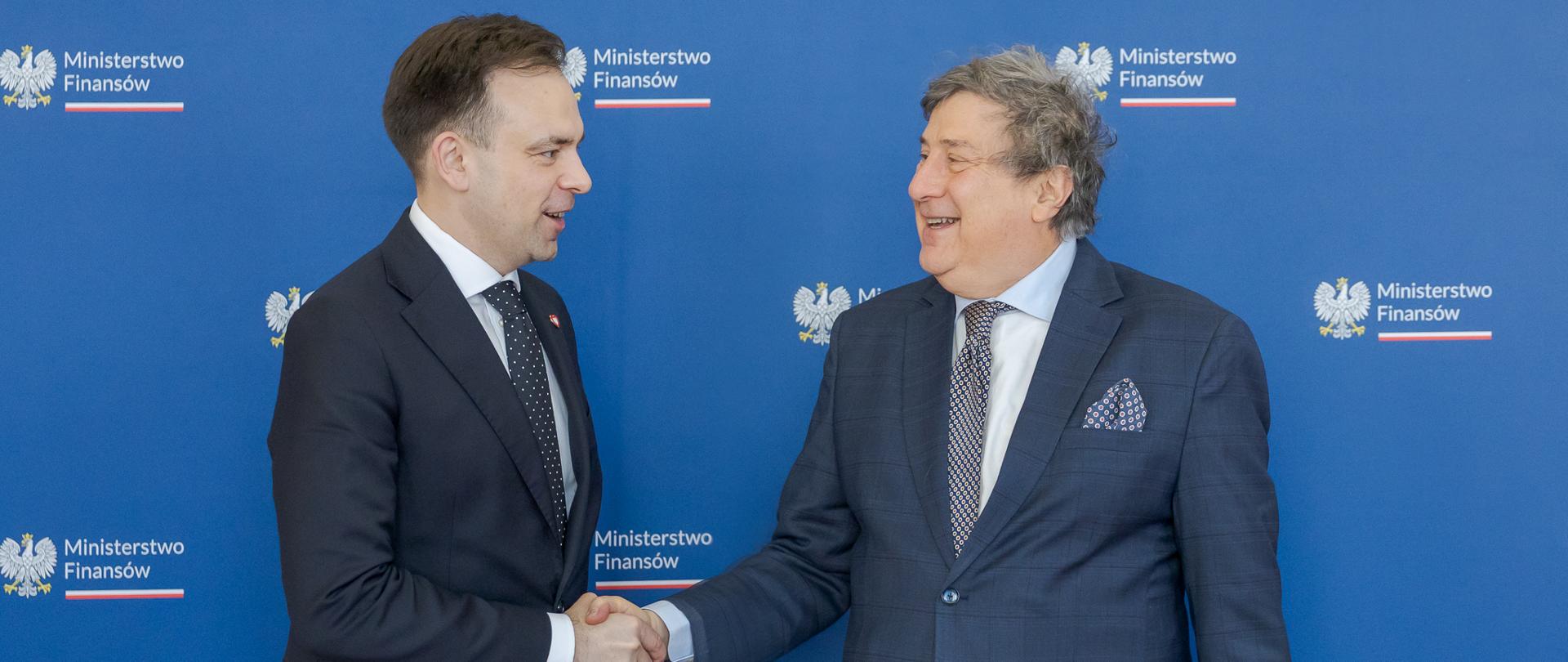 Min. Andrzej Domański is greeting the Governor of the Council of Europe Development Bank, Carlo Monticelli. 