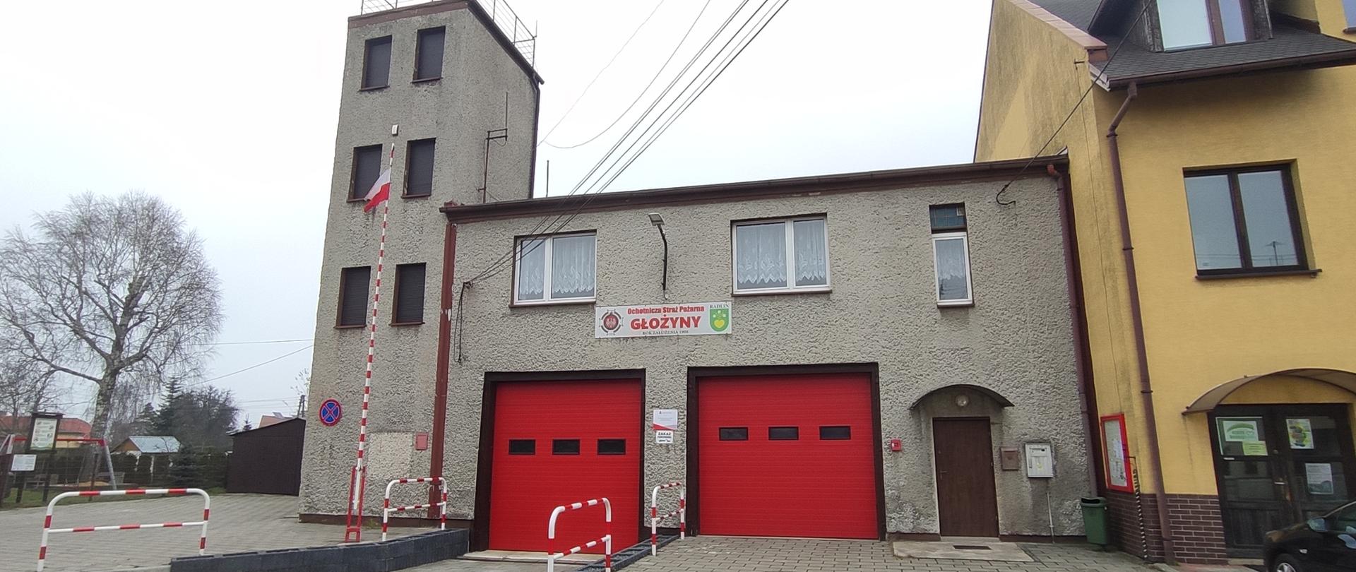 Na zdjęciu budynek OSP Głożyny. Dwie bramy garażowe.