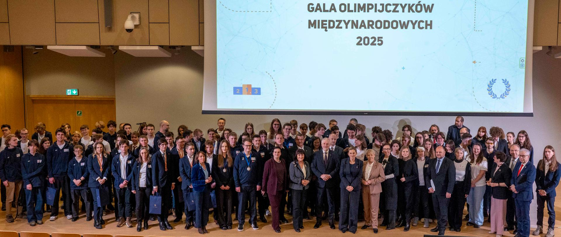 Minister Edukacji Barbara Nowacka spotkała się dziś z medalistami i uczestnikami międzynarodowych olimpiad przedmiotowych oraz zawodów EuroSkills 2025