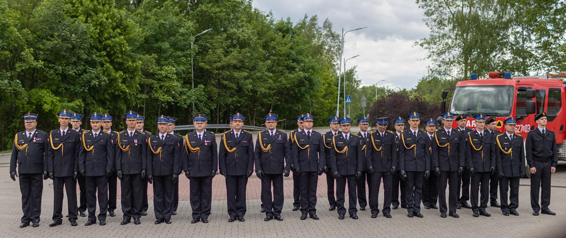 Zdjęcie przedstawia pododdział strażaków.