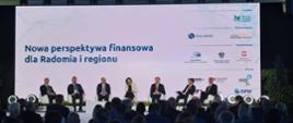 Panel „Nowa perspektywa finansowa dla Radomia i regionu” na scenie od lewej: Adam Młodkowski – wiceprezes Giełda Papierów Wartościowych, Dariusz Budrowski – prezes PARP, Adam Bielan – poseł do Parlamentu Europejskiego, Włodzimierz Tomaszewski - Minister Konstytucyjny ds. Samorządu, dr Paweł Kuch – p.o. dyrektor NCBR, prof. Konrad Trzonkowski - dyrektor zarządzający Agencja Rozwoju Przemysłu