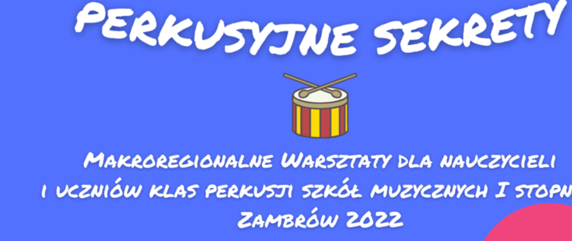 Plakat przedstawia kolorowy bębenek wraz z pałkami na środku na niebieskim tle. Ponad nim widoczny jest w kształcie łuku biały napis Perkusyjne sekrety, pod spodem Makroregionalne warsztaty dla nauczycieli i uczniów klas perkusji szkół muzycznych pierwszego stopnia Zambrów 2022 literami drukowanymi. W prawym dole widoczne jest różowe półkoło. 