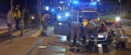 Zdjęcie przedstawia stażaków podczas działań po zderzeniu dwóch samochodów na ul Grunwaldzkiej