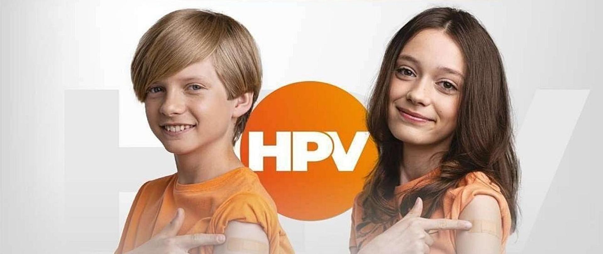 Młode osoby pokazują plastry po szczepieniu na ramieniu, na tle napisu „HPV”. Grafika promująca szczepienia przeciw HPV.