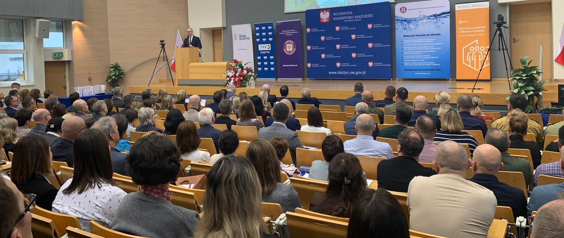 Mężczyzna przemawia 