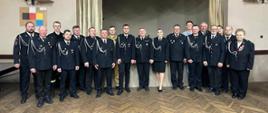 Grupowe zdjęcie uczestników walnego zebrania sprawozdawczo-wyborczego OSP; na fotografii widoczni są strażacy, oraz przedstawiciel PSP.