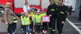 Przedszkolaki na terenie Jednostki Ratowniczo - Gaśniczej w Obornikach.